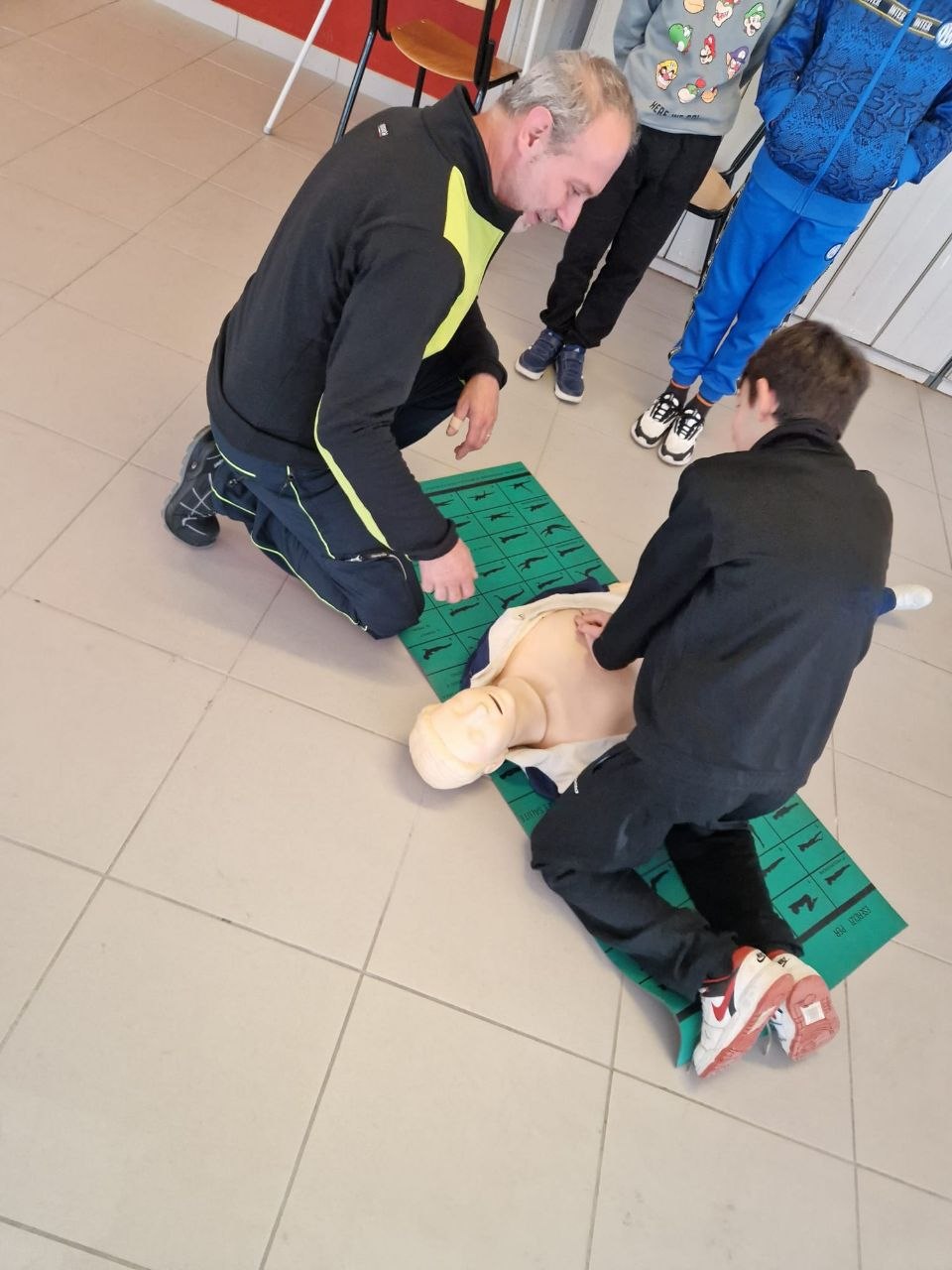 Bambini che imparano il BLS