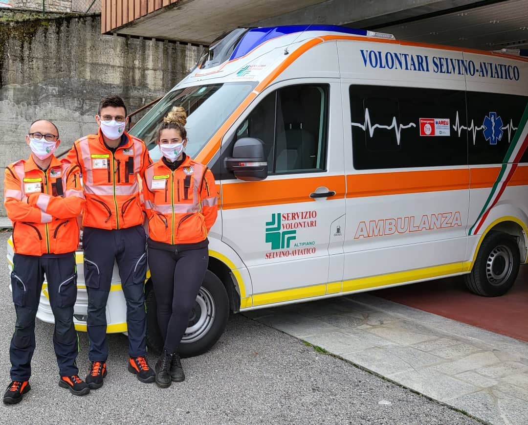 Team con nuova ambulanza