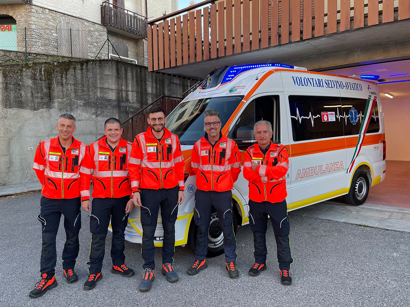 Volontari in uniforme rossa