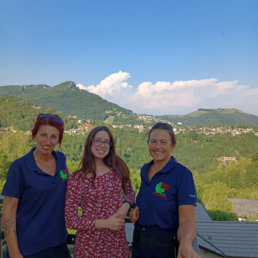 Volontarie con panorama di Selvino